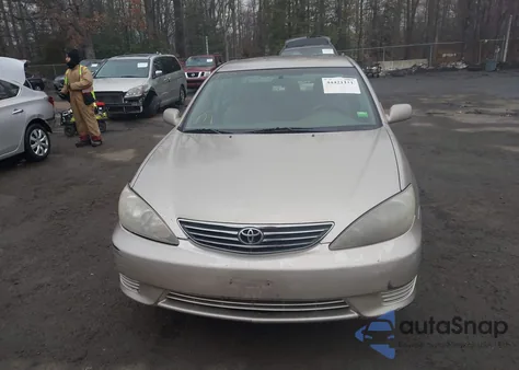 2005 Toyota Camry Le z USA, uszkodzony, nr VIN 4T1BE30K55U077777